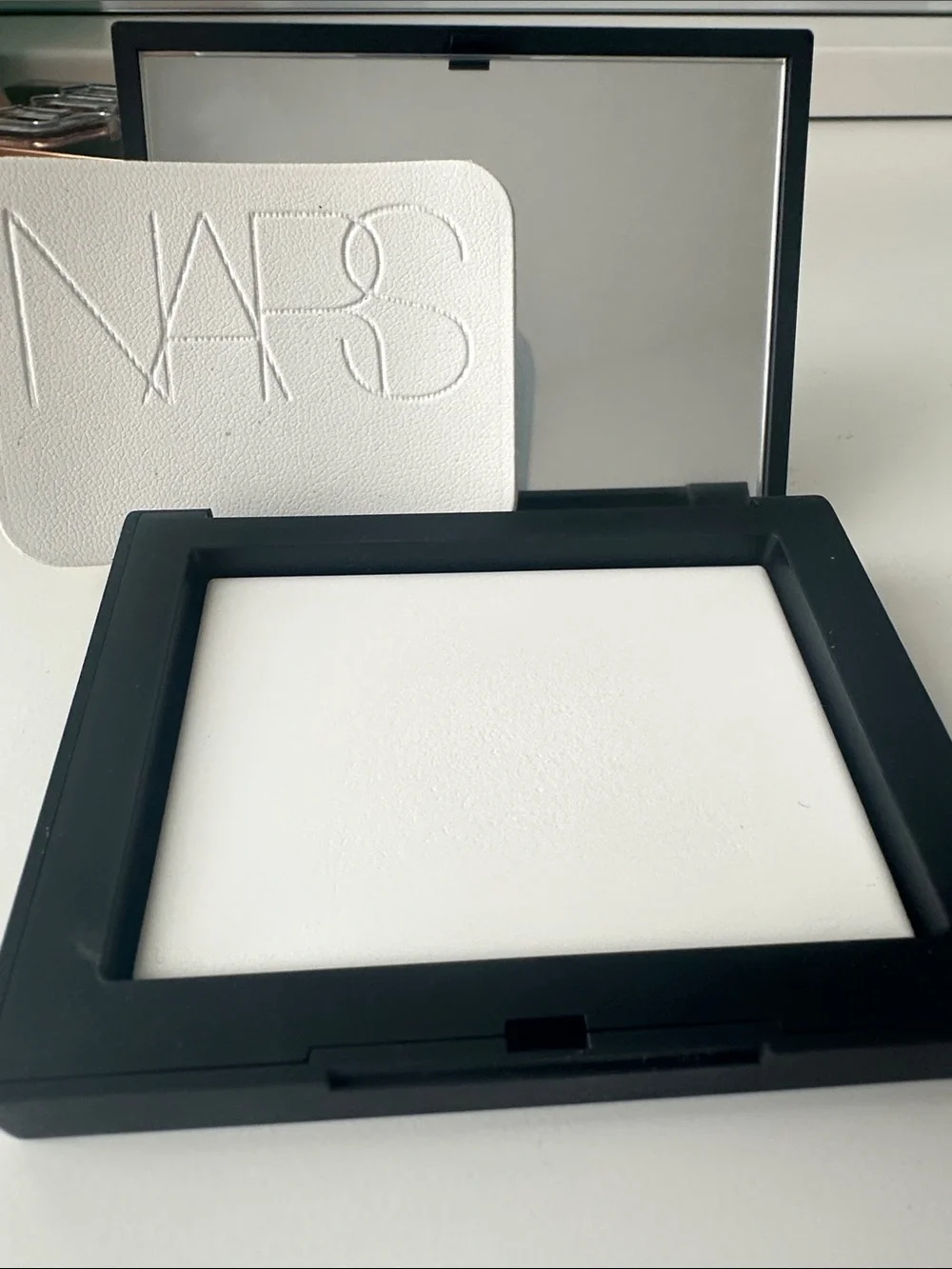 NARS Translucent Crystal Setting Powder — Black Compact